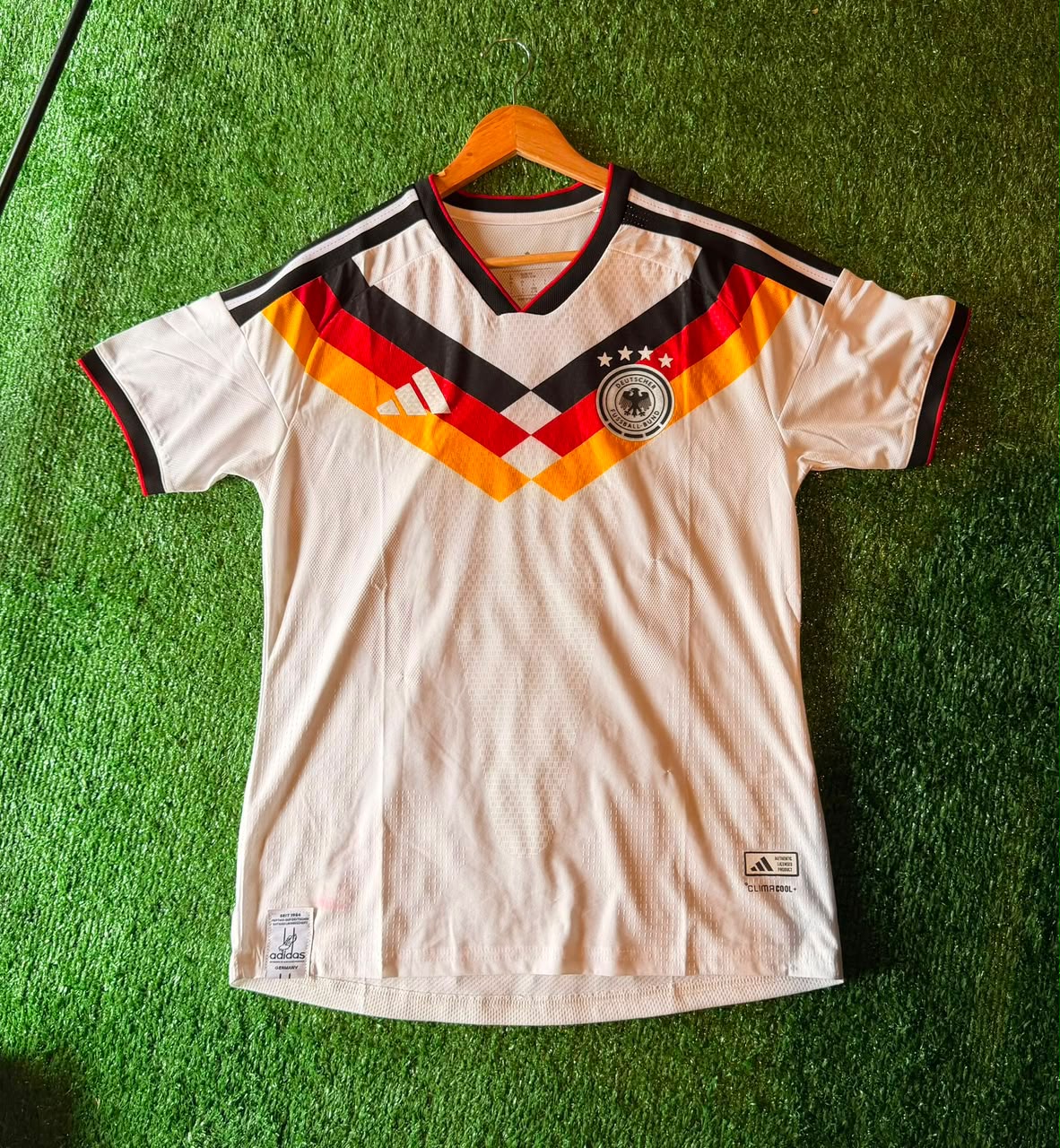 Camiseta Alemania · blanca con franjas negras, rojas y amarillas