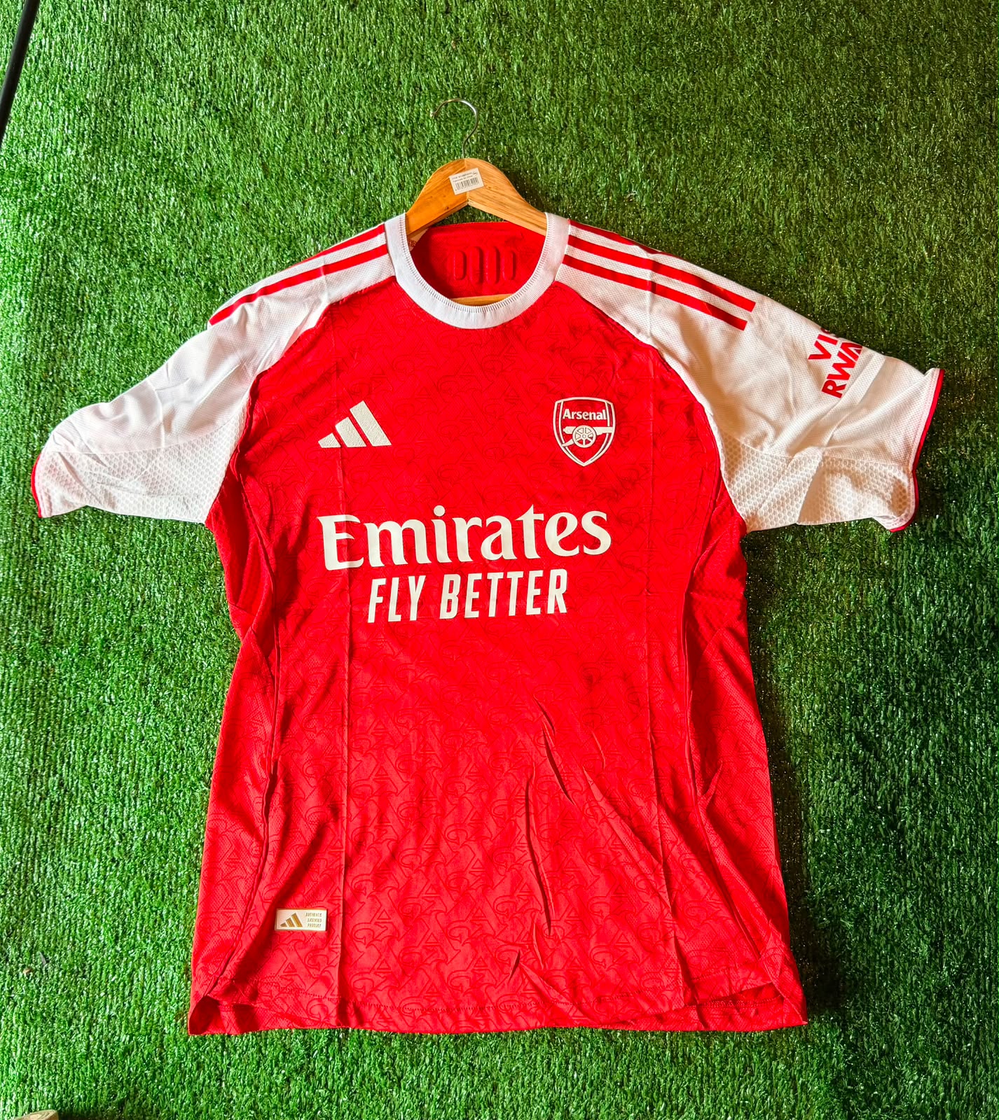 Camiseta Arsenal · roja con mangas blancas · Emirates