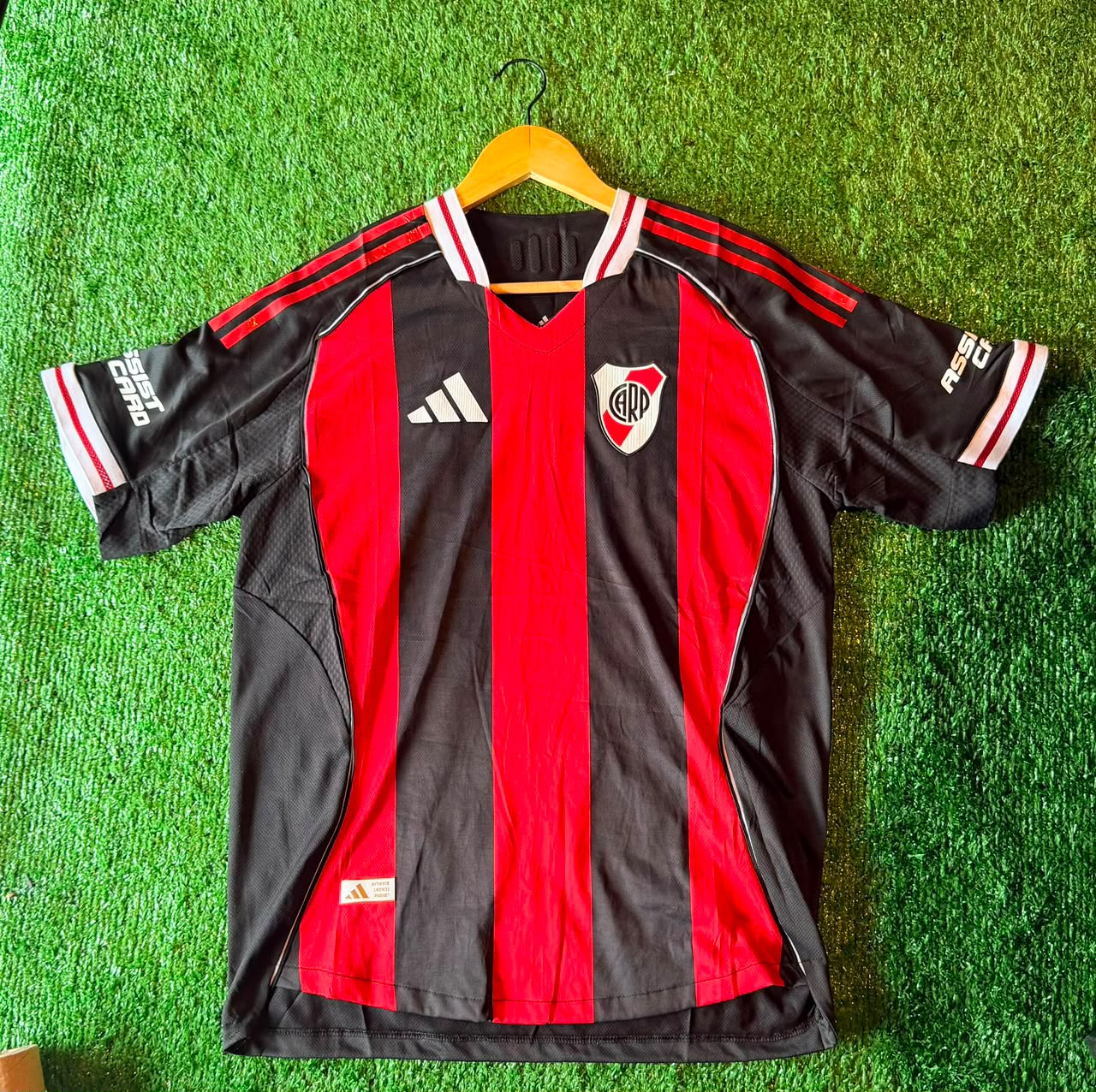 Camiseta River Plate · negra y roja a rayas · sin sponsor