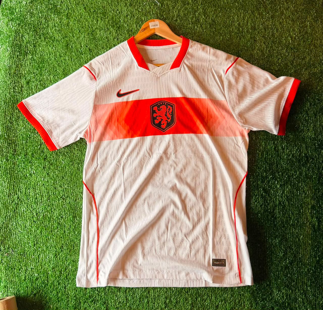 Camiseta Países Bajos · blanca con franja naranja