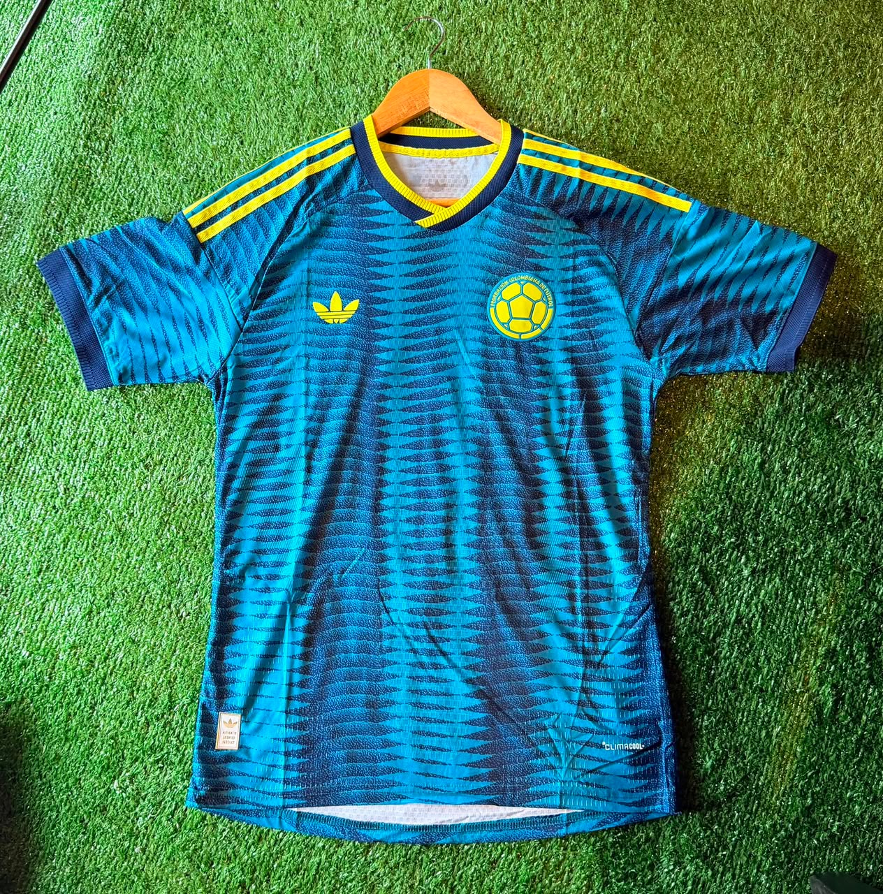Camiseta Colombia · azul con detalles amarillos · trébol