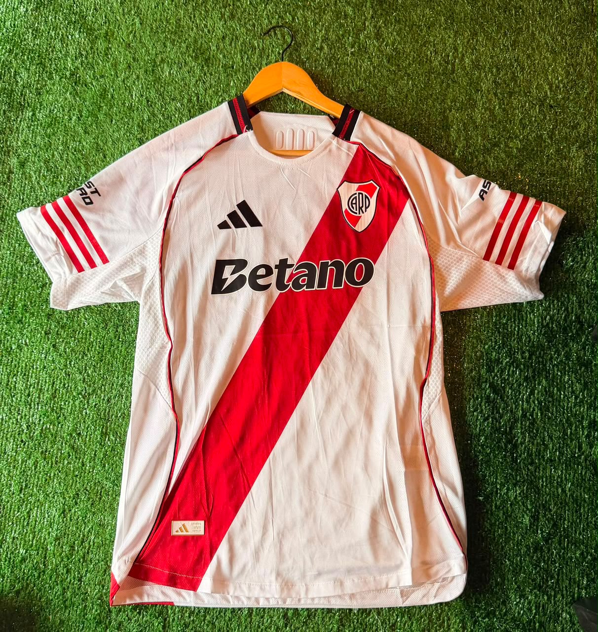 Camiseta River Plate · blanca con banda roja · Betano