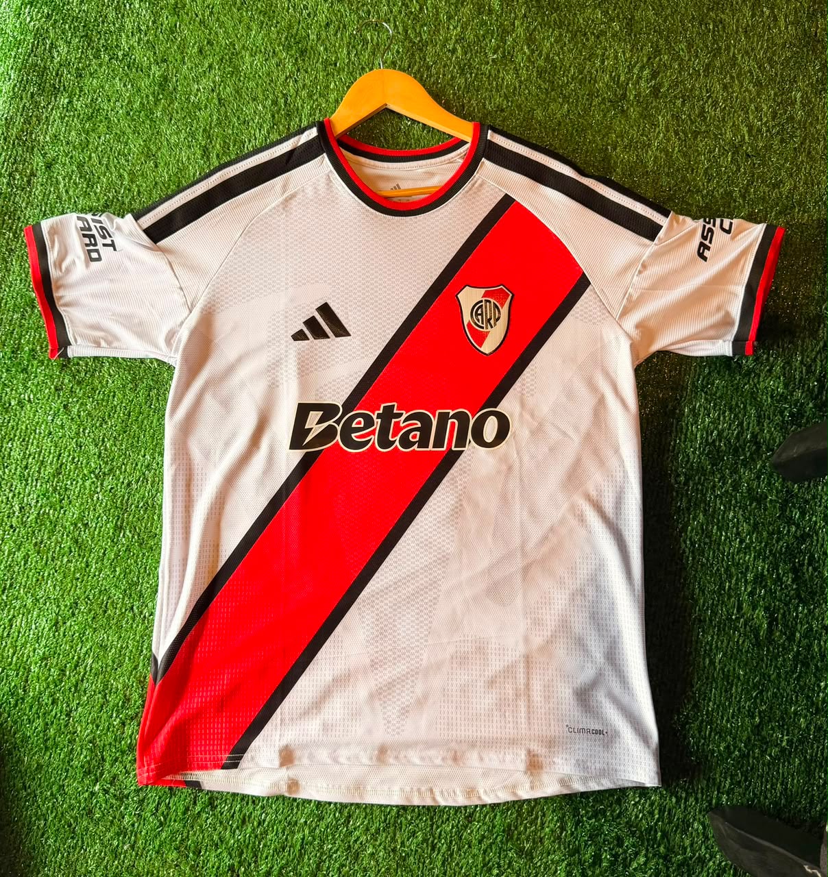 Camiseta River Plate · blanca con banda roja y borde negro · Betano