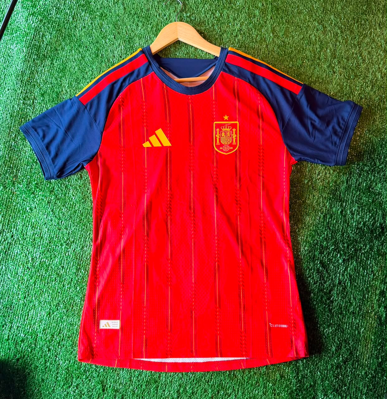 Camiseta España 2026 · titular roja